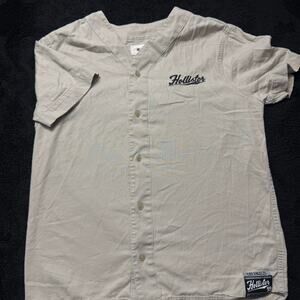 Hollister Button-Up Baseball Style Tee – Beige/Cream